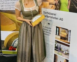 Nadine Bühler, Vorständin der Dorfkäserei Geifertshofen