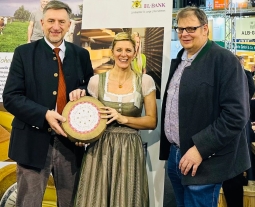 Günther Felßner (Präsident des Bayrischen Bauernverbands), Nadine Bühler (Vorständin Dorfkäserei Geifertshofen) und Jens Keim (Bio-Heumilchbauer)