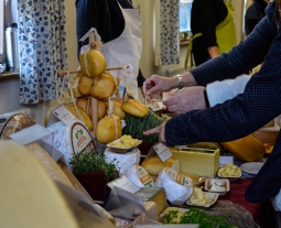 Auswahl an Käse bei der Hausmesse in Geifertshofen